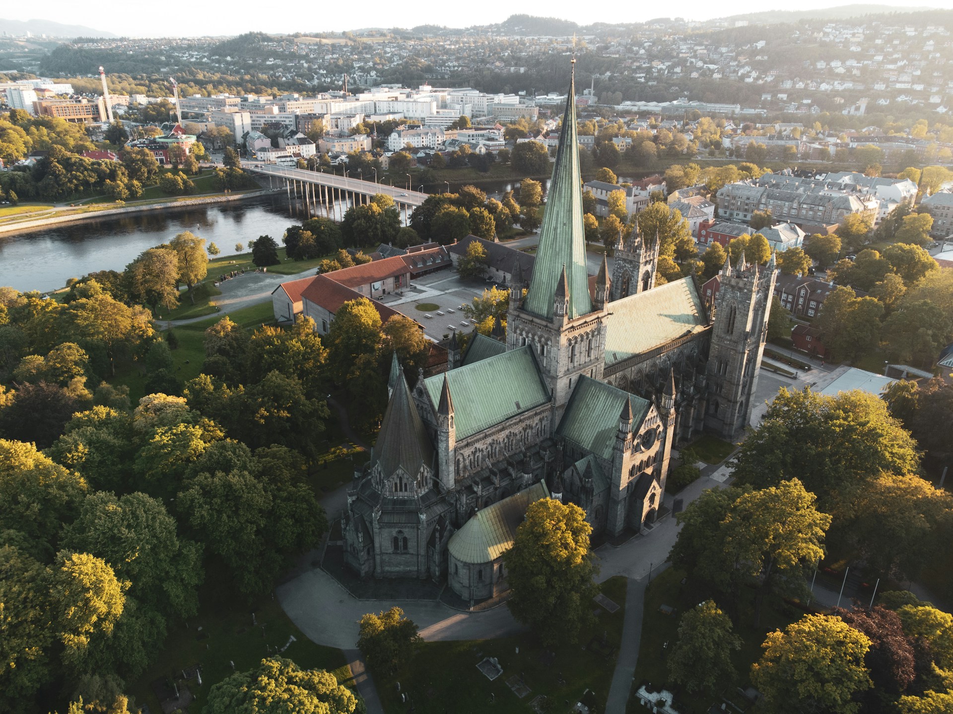 Trondheim med Nidarosdomen om sommeren