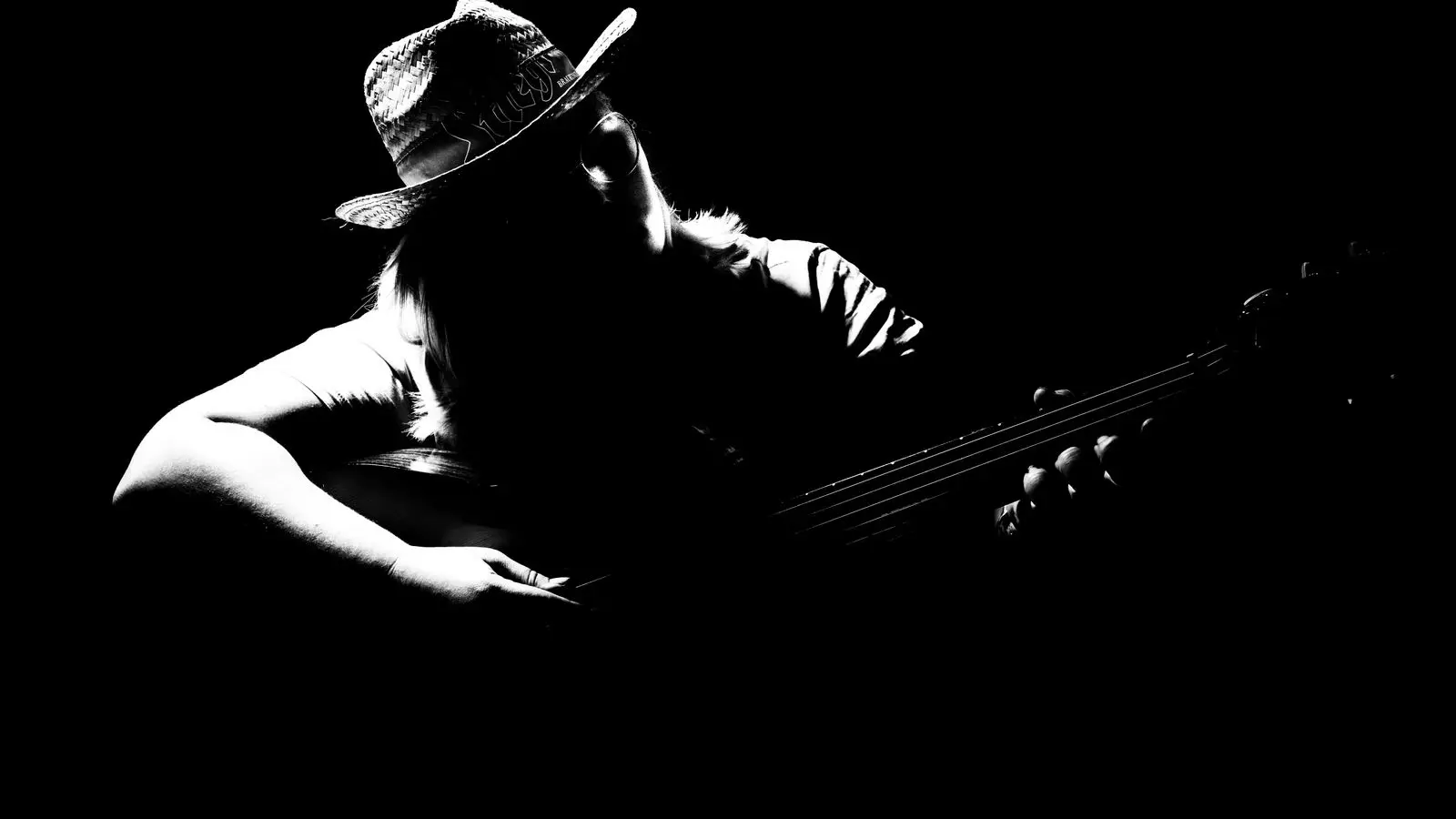 Illustrasjonsbilde: Silhuett av gitarist med cowboyhatt