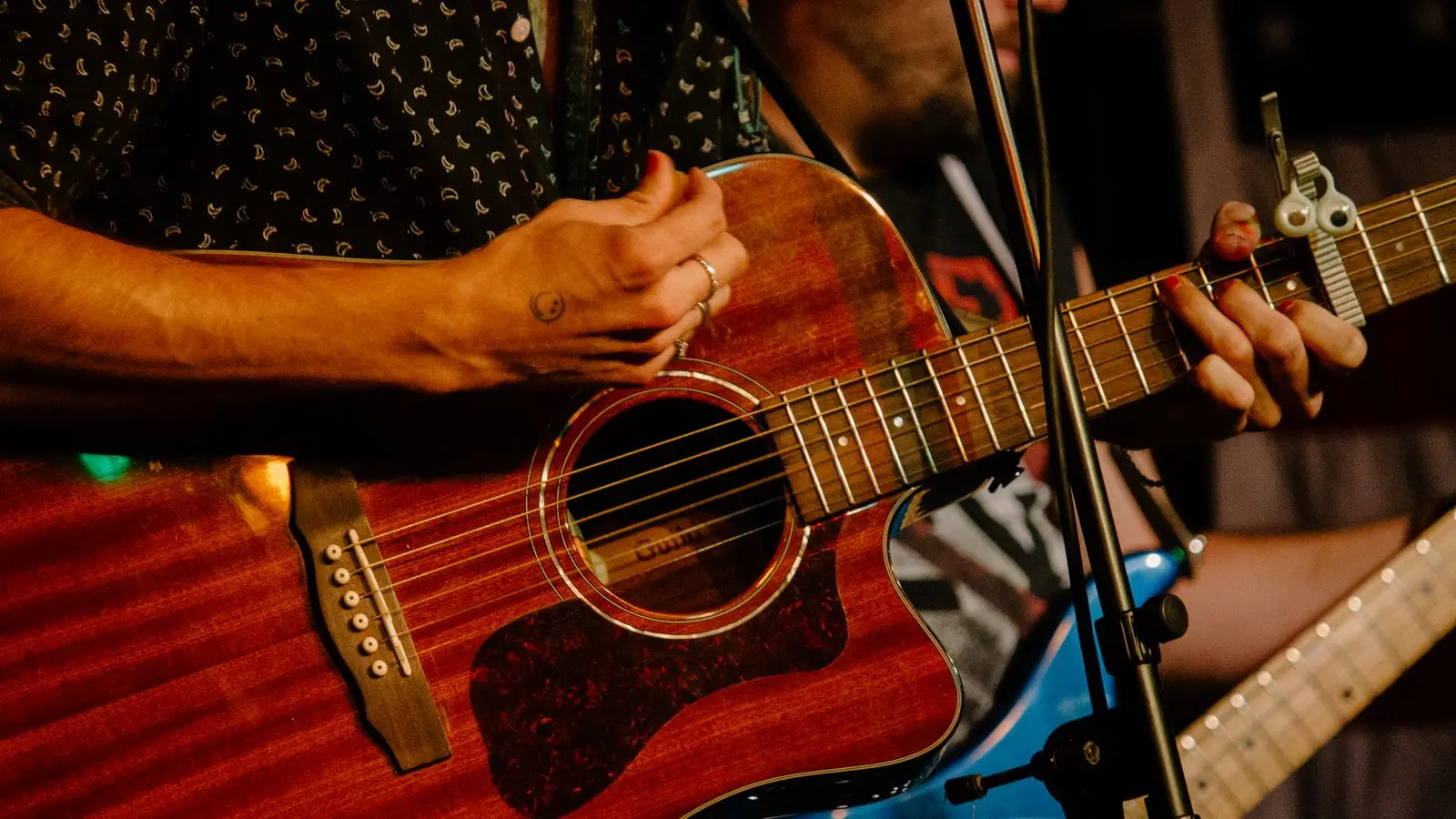 Illustrasjonsbilde: Hender som spiller akustisk gitar