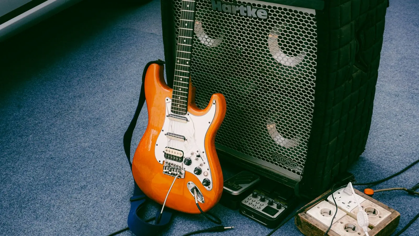 Illustrasjonsbilde: Elgitar lent mot en forsterker