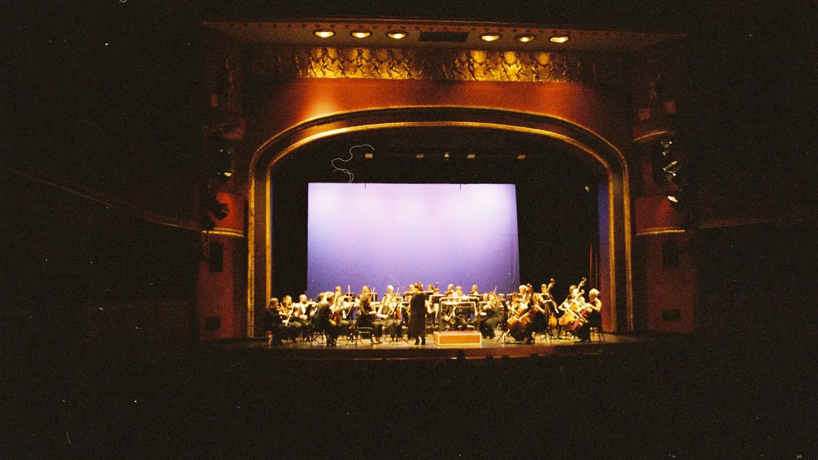 Illustrasjonsbilde: Orkester på en opplyst teaterscene