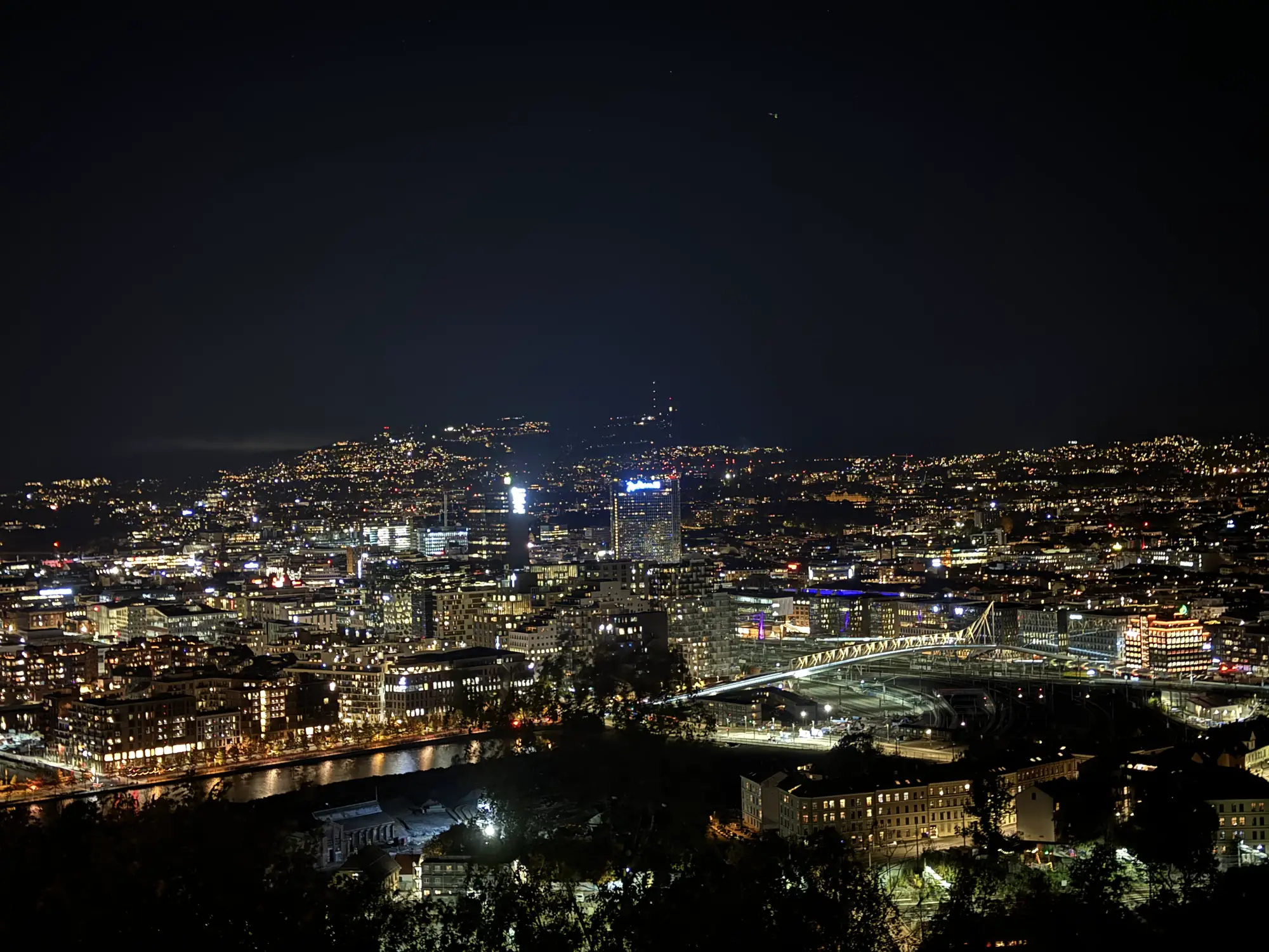 Oslo by natt, sett fra høydene sørøst for sentrum